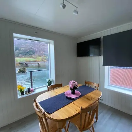 Crystal Apartments, D *
